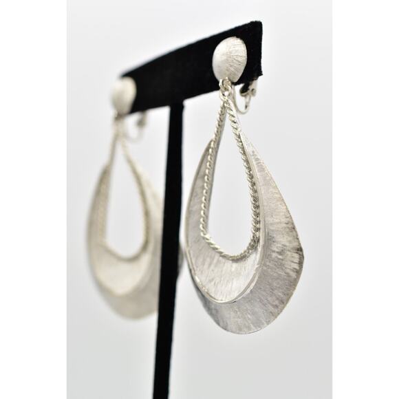 Vintage Oval Clip On Earrings Brushed Silver Textured Metallic Chunky NOS BinA18 - Picture 2 of 13